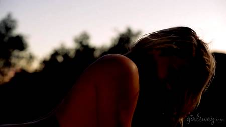 Лесбийский секс на природе с очаровательными жопастыми блондинками