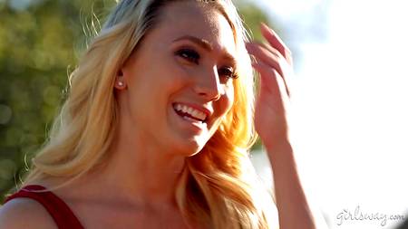 Лесбийский секс на природе с очаровательными жопастыми блондинками