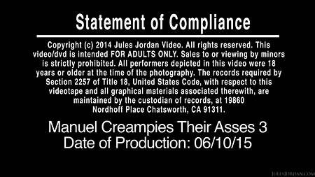 Мужик растягивает задницу сексапильной блондинке с большими сиськами