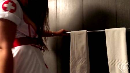 Работница банка спермы помогла мастурбирующему парню кончить