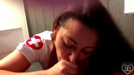 Работница банка спермы помогла мастурбирующему парню кончить