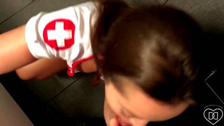 Работница банка спермы помогла мастурбирующему парню кончить