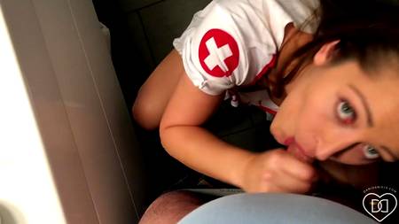 Работница банка спермы помогла мастурбирующему парню кончить