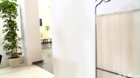 Удовлетворенный кобель отымел и кончил на мордашки двум девушкам