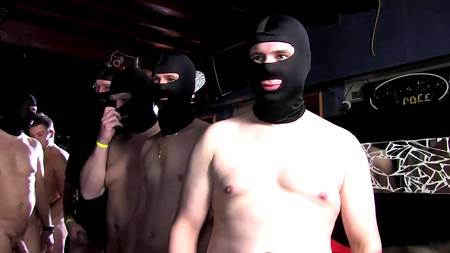 Молодая студентка купается в сперме большого количества мужчин