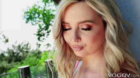 Оттраханная в жопу блондинка высасывает из члена смачный камшот