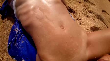 Загорелая телочка ебется с парнем на пляже от первого лица