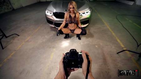 Фотограф дрючит от первого лица модель с большими сиськами