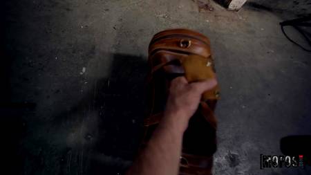 Фотограф дрючит от первого лица модель с большими сиськами