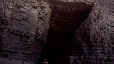 Красивая эротика с горячей брюнеткой на берегу пляжа