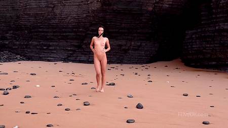 Красивая эротика с горячей брюнеткой на берегу пляжа