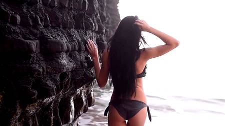 Красивая эротика с горячей брюнеткой на берегу пляжа