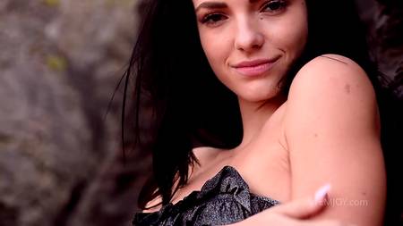 Красивая эротика с горячей брюнеткой на берегу пляжа