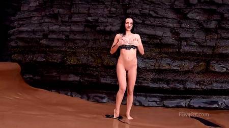 Красивая эротика с горячей брюнеткой на берегу пляжа