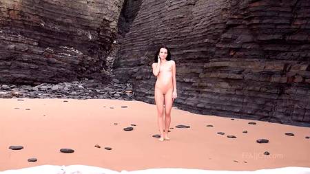 Красивая эротика с горячей брюнеткой на берегу пляжа