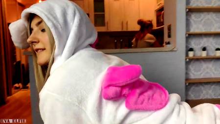 Русский пацан тайком шпилит девчонку за спиной у ее мамы