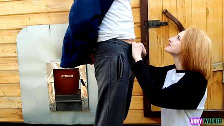 Пацан ебет в подворотне молодую русскую худенькую блондинку