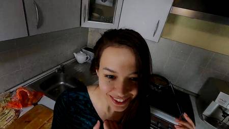 Парень снимает от первого лица домашний секс с красивой девушкой