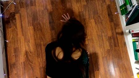 Парень снимает от первого лица домашний секс с красивой девушкой