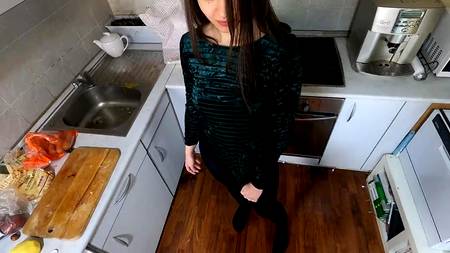 Парень снимает от первого лица домашний секс с красивой девушкой