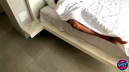 Загорелая русская девушка извивается на члене в любительском порно