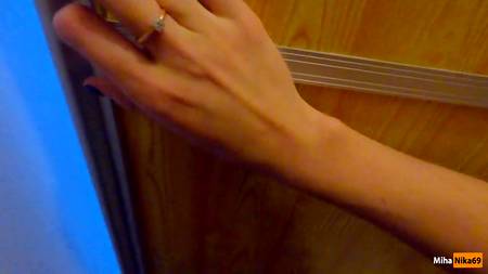 Русская голубоглазая сучка запрыгнула на хуй  отчима