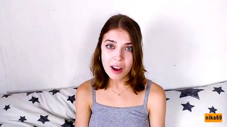 Сексапильная Nika69 высасывает из бойфренда смачную порцию спермы