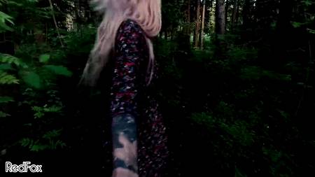 Блондинка с татуировками трахается с парнем в палатке на природе