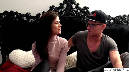 Мускулистые кавалеры оприходовали на диване девиц в черных чулках