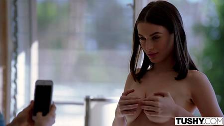 Анальный секс втроем опытного мужчины с восхитительными девушками