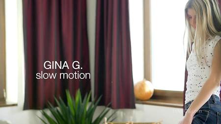 Худышка Gina Gerson приятно массирует пальчиками влажную киску