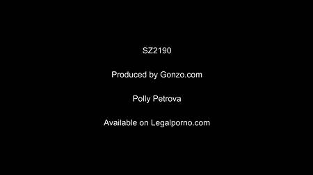 Здоровые кобели смачно засунули в задницу девке сразу два члена