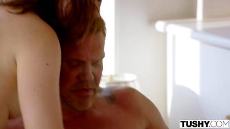 Накаченный мужик растягивает задницы двум сучкам в сексуальном белье