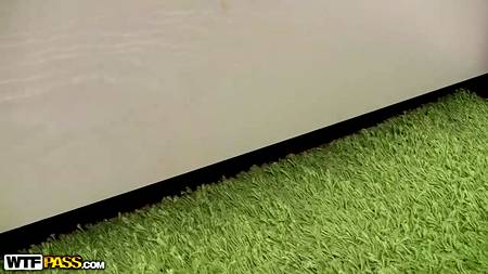 Толпа парней жестко насилуют в рот и жопу шлюшку в черных чулках