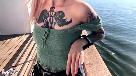 Морской секс-круиз с худенькой блондинкой с множеством татуировок