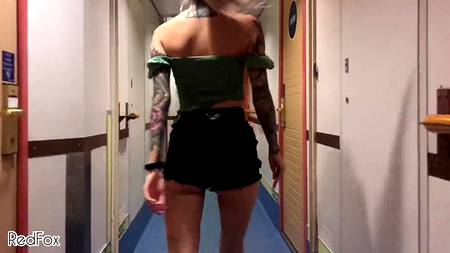 Морской секс-круиз с худенькой блондинкой с множеством татуировок