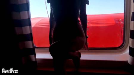 Морской секс-круиз с худенькой блондинкой с множеством татуировок