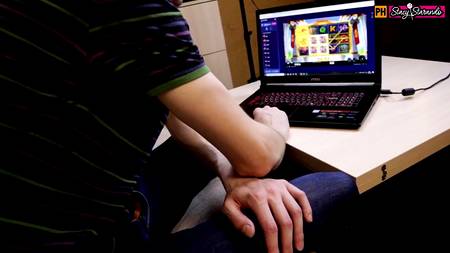 Русский парень оприходовал находящуюся на работе няшную девку