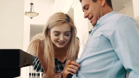 Зрелый мужчина растягивает узенькое влагалище молодой студентке