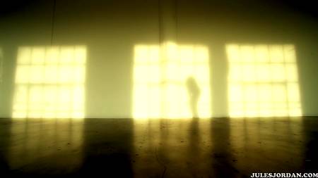 Ловелас засадил в задницу сексуальной блондинке в чулках