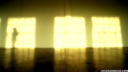 Ловелас засадил в задницу сексуальной блондинке в чулках