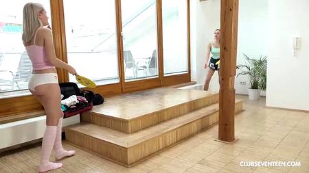 Сисястые лесбиянки шалят на кровати с новеньким розовым дилдо