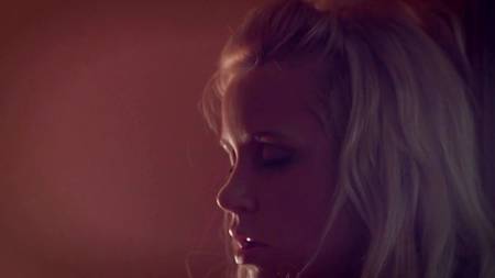 Качок отодрал грудастую девку и смачно кончил ей на животик