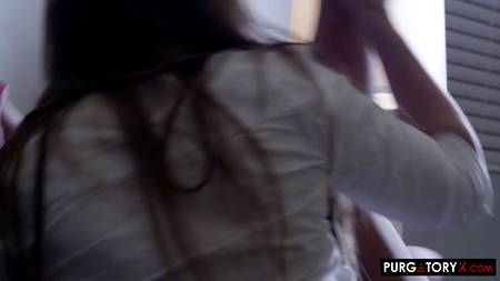 Красотка ласкает языком нежный клитор загорелой подруге