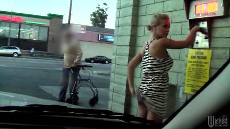 Парень снимает как ебет загорелую блондинку в разных местах города