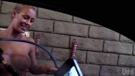 Парень снимает как ебет загорелую блондинку в разных местах города