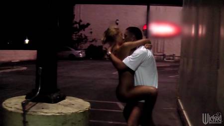 Парень снимает как ебет загорелую блондинку в разных местах города