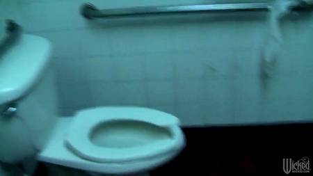 Парень снимает как ебет загорелую блондинку в разных местах города