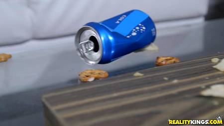 Знойная латинка трахается с парнем за спиной бойфренда