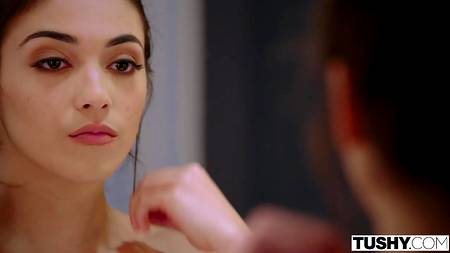 Обмазал маслом и страстно отымел в попку горячую латиночку